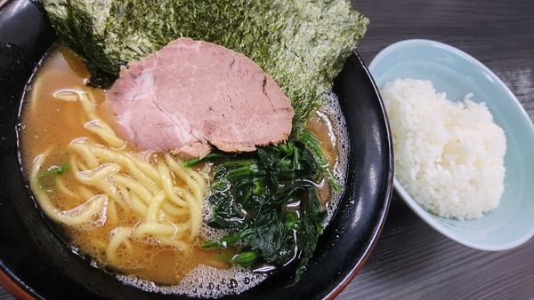 「ラーメン、海苔、無料ライス」@桜道家の写真