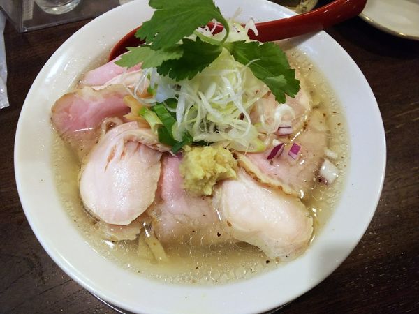 「鬼北雉と真鯛出汁の塩そば（牛脂Ver.）　880＋α円」@立ち呑み居酒屋 金町製麺の写真