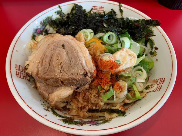 「ラーメン（豚2枚）汁なし　全マシ」@ラーメン英二の写真