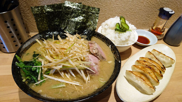 「ネギラーメン+大盛り+ギョーザ」@横浜家系ラーメン おか家の写真