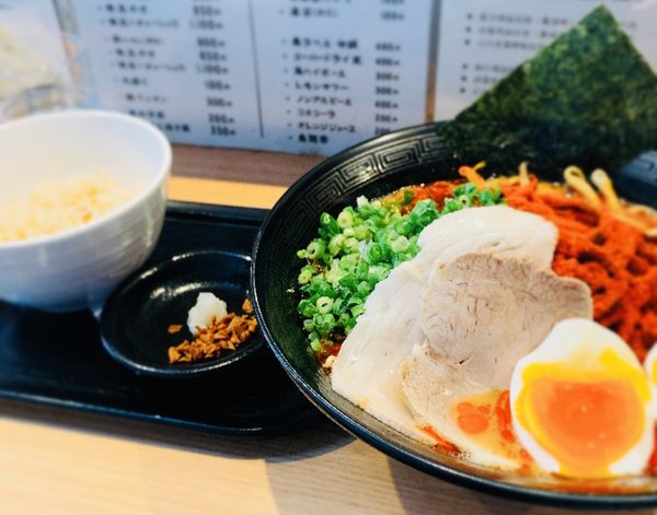「味玉赤らーめん（￥850）＋サービスライス」@らーめん渡邉の写真