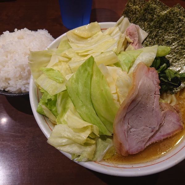 「らーめん もも800円硬めキャベツ100円、小ライス100円」@らーめん飛粋の写真