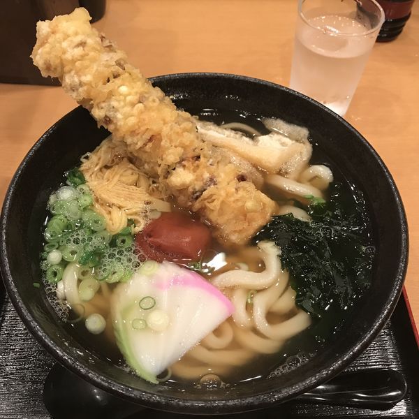 「梅うどん（￥700）＋ちく天（￥200）」@手打ちうどん 吉野の写真