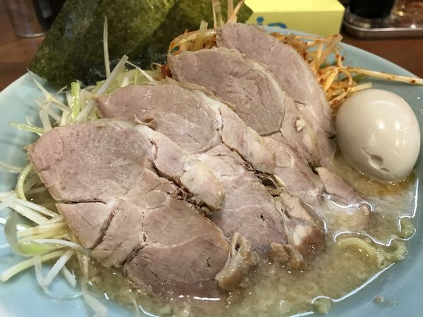 「紅白ねぎちゃーしゅー麺 1,000円 味玉 (無料)」@らぁ麺 辻〇の写真