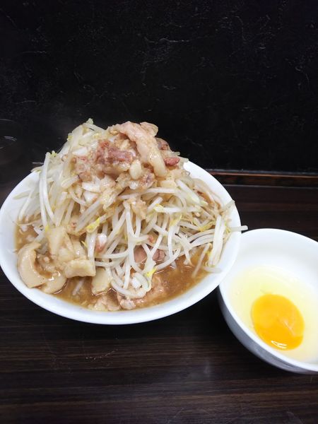 「ラーメン 豚１枚 ヤサイ、アブラ、カラメ、タマネギ」@らーめん虎丸の写真