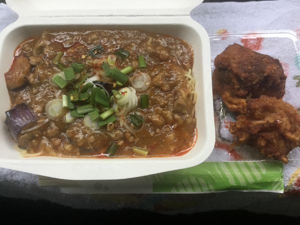 「【持ち帰り】マーボー麺+唐揚げ(¥450+100)」@吾ガ輩ハネコの写真