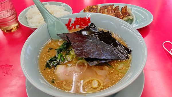 「味噌ラーメン&餃子(サービス券)ライス180円」@山岡家 富士店の写真