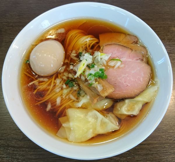 「ワンタン醤油そば＋味玉」@中華そばイデタの写真