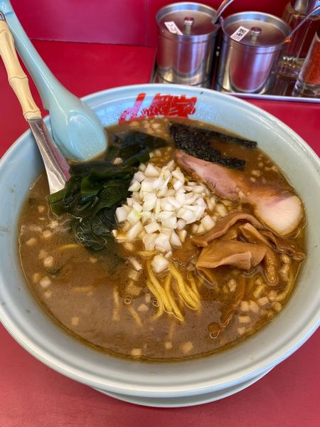 「プレミアム醤油とんこつ（中盛）」@ラーメン山岡家 伊勢崎宮子店の写真