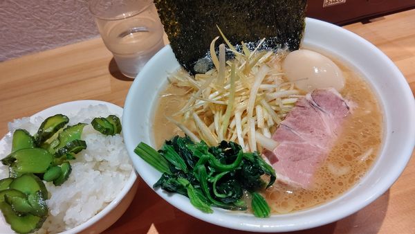 「ネギラーメン840円味玉100円&サービスライス」@横浜家系ラーメン おか家の写真