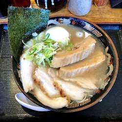 博多とんこつチャーシューメン+厚切りチャーシュー2枚、半熟卵