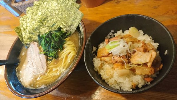 「ラーメン、海苔、ライス(豚めし、おかわりは白飯)」@ラーメン 大山家の写真