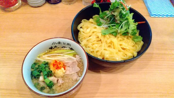 「背脂生姜醤油(つけ麺:サラダ付き)1,000円」@小麦と肉 桃の木の写真