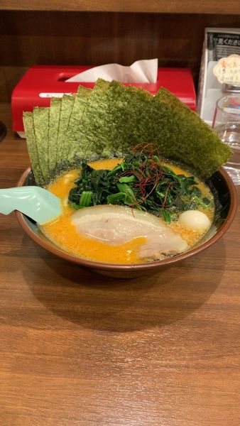 「辛豚 海苔 レンソウ 太麺 アブラ少なめ」@横浜家系ラーメン 吟家 稲毛海岸店の写真