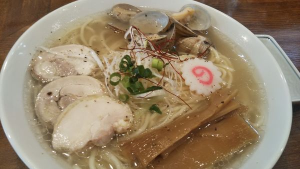 「黄金の塩ラーメン・中」@自家製熟成麺 吉岡 田端店の写真