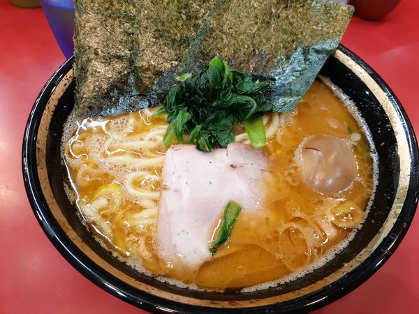 「中盛ラーメン+味玉」@家系総本山 ラーメン吉村家の写真