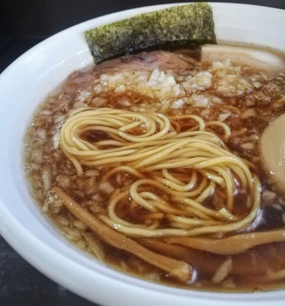 「ラーメン､味玉､玉ねぎ」@中華そば 弥栄の写真