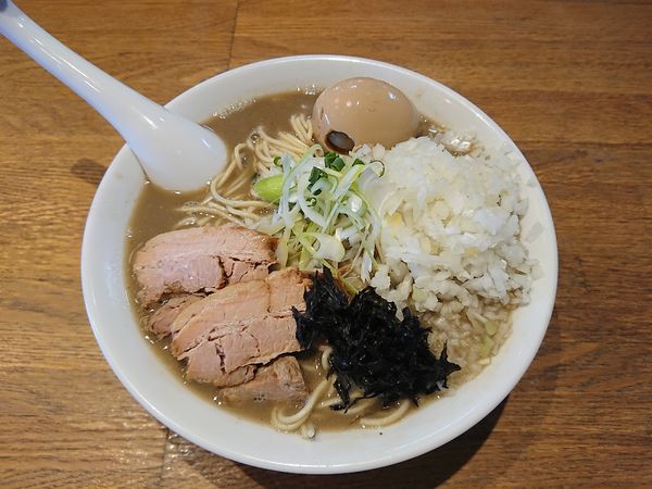 「濃厚煮干しそば780円(味玉100円、玉ねぎ70円)」@中村屋総本山の写真