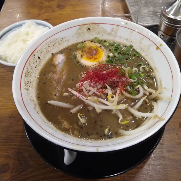 「関内ブラック」@豚骨拉麺 酒場 福の軒 関内ベイスターズ通り店の写真