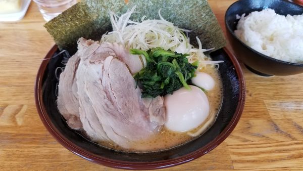 「🉐全部のせ　豚骨醤油」@横浜家系ラーメン頂家の写真