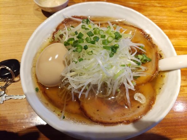 「醤油ﾈｷﾞﾁｬｰｼｭｰﾗｰﾒﾝ+半熟煮玉子  ﾒﾝﾏ抜き」@手打ちラーメン創房 舌笑家の写真
