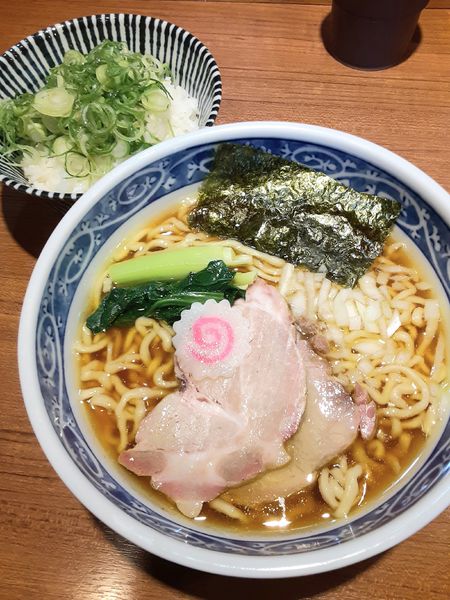 「吊るし焼豚醤油ラーメン500円+九条ネギ飯」@寿製麺よしかわ 川越店の写真