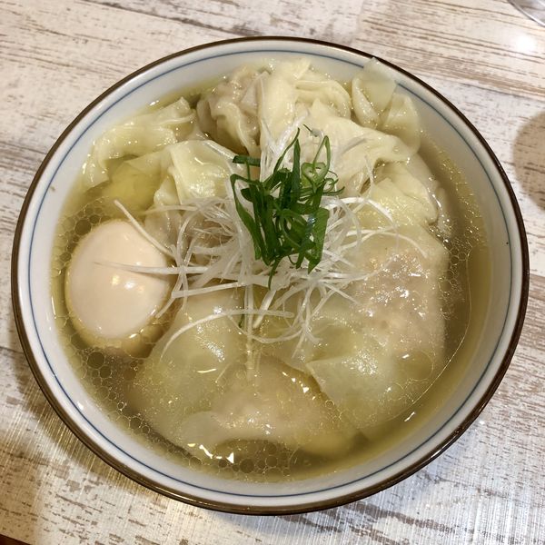 「【スタッフ加藤君作】特製塩マグロ雲呑麺￥1150＋その他」@中華そば 四つ葉の写真