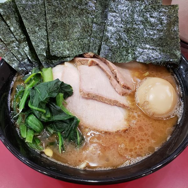 「チャーシュー麺中、のり、味玉」@杉田家 千葉祐光店の写真