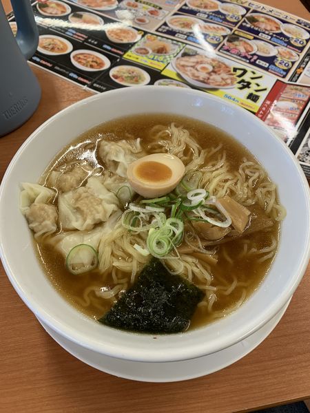 「ワンタン麺 620円 大盛り無料券」@来来軒 大宮南銀座店の写真