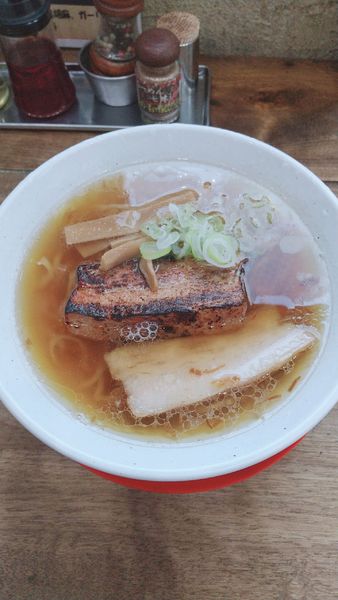 「醤油ラーメン(トッピング：厚切り炙りチャーシュー1枚)」@麺家 ゐをりの写真