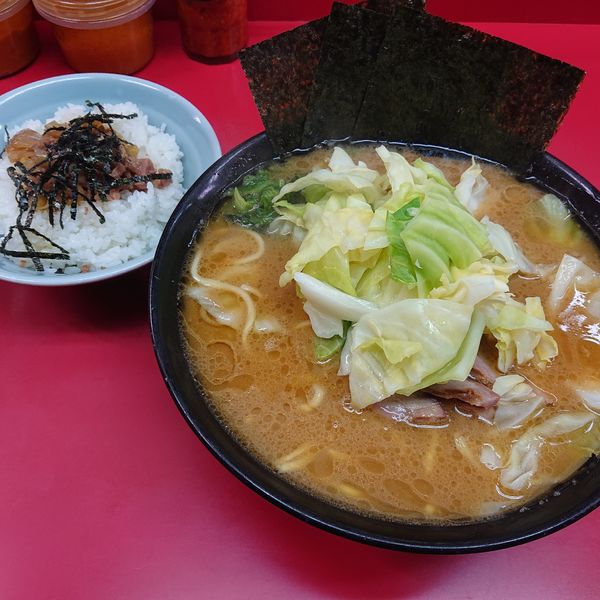 「中盛チャーシューメン1000円(硬め)、キャベツ100円他」@ラーメン杉田家の写真