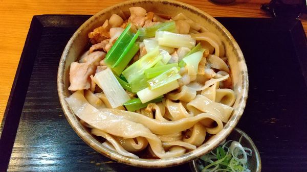 「ひや肉　極太麺　大盛り（930円+150円）」@肉汁饂飩屋 とこ井の写真