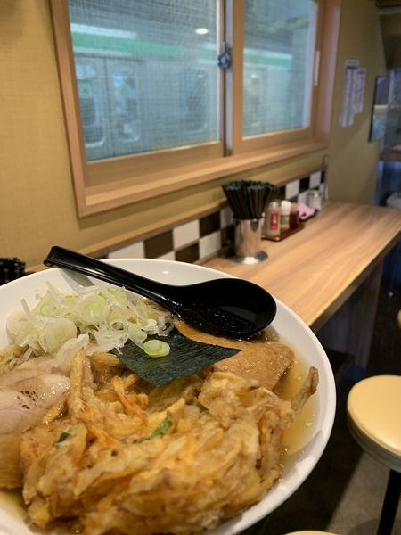 「チャーシュー麺 かき揚げ キツネ」@そば処中山道 大宮8・9番線店の写真
