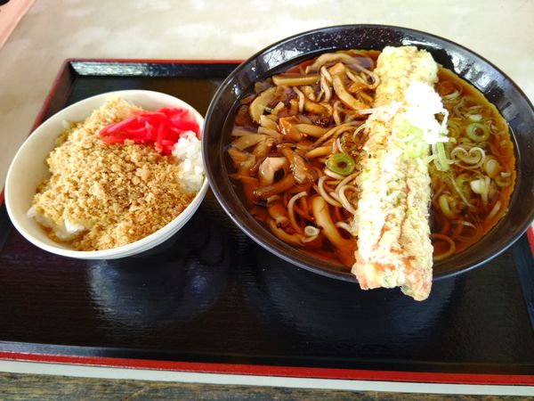 「一石二鳥そばＢセット(キノコちくわ天＋そぼろご飯)530円」@そば・うどん 八起家 西口店の写真
