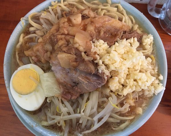 「ラーメン ブタかす油 生玉子 ニンニク」@ラーメン富士丸 西新井大師店の写真