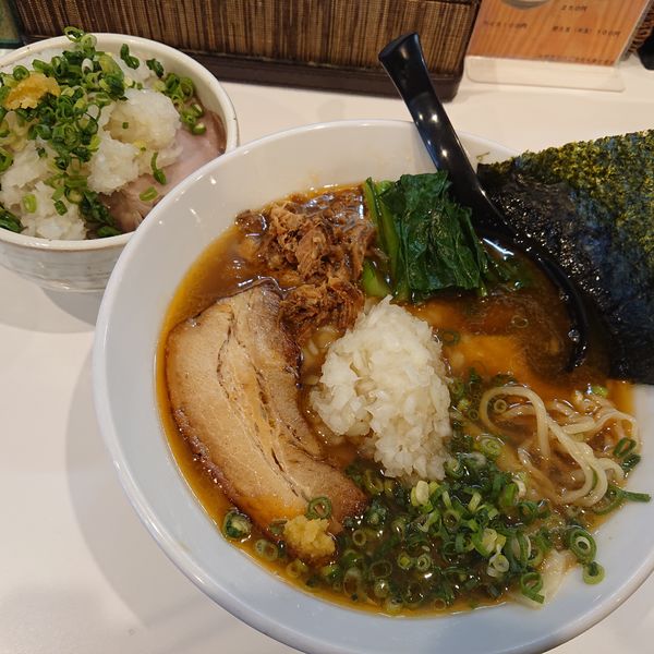 「ワンタン海老そば(980円)、本日のまかない丼(250円)」@海老・特濃煮干そば まるはの写真