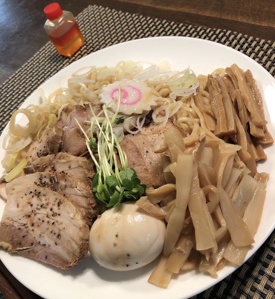 「油そば(ﾃｲｸｱｳﾄ)830円＋おつまみ3種」@煮干そば 流。の写真