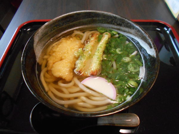 「鶏・ちくわ天うどん」@軽食・喫茶 笑庵の写真