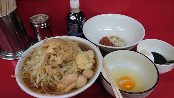 「小ラーメン、生卵、うずら、トマト」@ラーメン二郎 茨城守谷店の写真