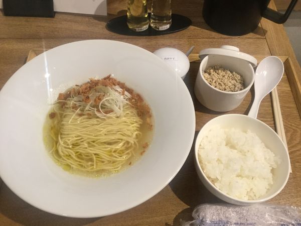 「素らーめん・しょっつる+ごはん(¥600+100)」@清湯豚骨白醤油拉麺 LABO麺の写真