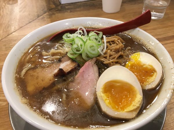 「喜多方らーめん 煮干し 味玉」@麺や 七彩 八丁堀店の写真