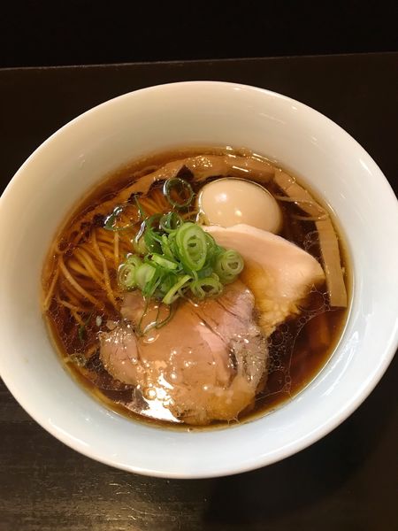 「醤油味玉らぁ麺 950円」@らぁ麺 すぎ本の写真