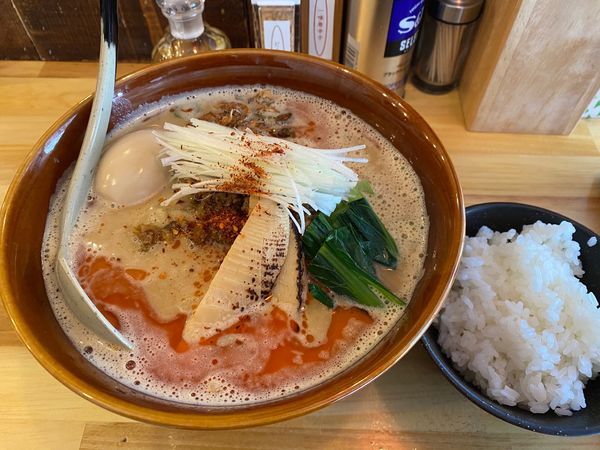 「4/23 汁あり大盛り（辛さ５、痺れ５）＋サービス味玉990円」@担々麺 麺山椒の写真