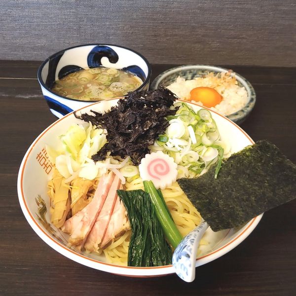 「つけ麺ネギバラ海苔＋卵黄生姜めし」@中華麺きなりの写真