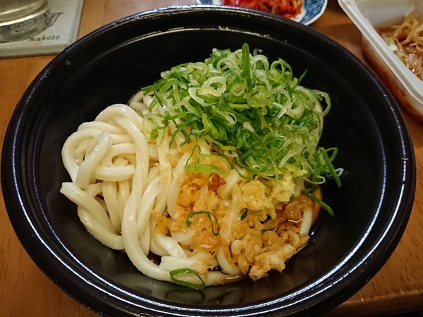 「ぶっかけ(並)300円＋野菜かき揚げ140円(テイクアウト)」@丸亀製麺 新座店の写真