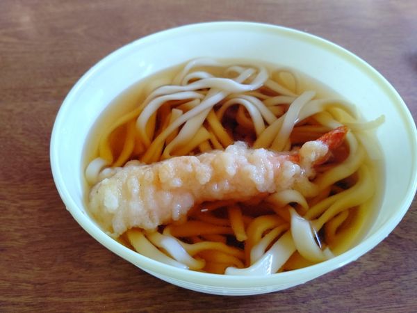 「天ぷらうどん300円」@ドライブイン七輿の写真