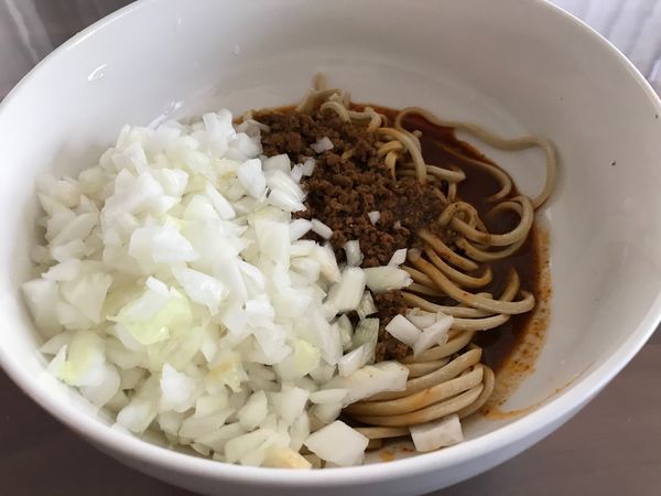 「辛まぜソバ（テイクアウト）＋生タマネギマシマシ」@中華蕎麦 志の写真