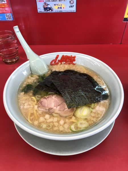 「醤油ラーメン（中盛）サービスセットA」@ラーメン山岡家 春日部店の写真