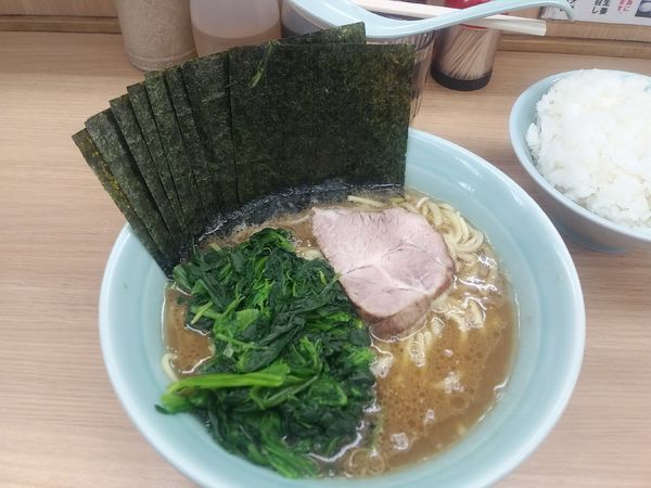 「ラーメン並海苔増しほうれん草増し」@横浜ラーメン 武蔵家 明大前店の写真