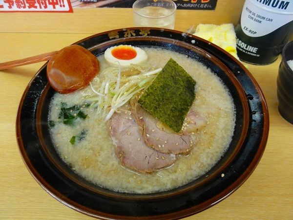 「醤油ラーメン600円硬め脂多め、チャーシュー2枚半ライス」@ラーメン青木亭 越谷店の写真